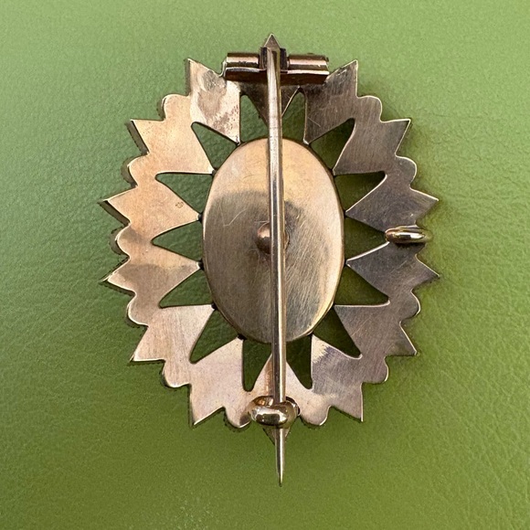 Elegant Black and Gold Brooch with Pearls - Picture 2 of 4